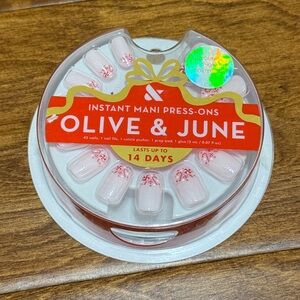 NWT Olive & June Holiday Instant Mani Press-Ons - last 14 days